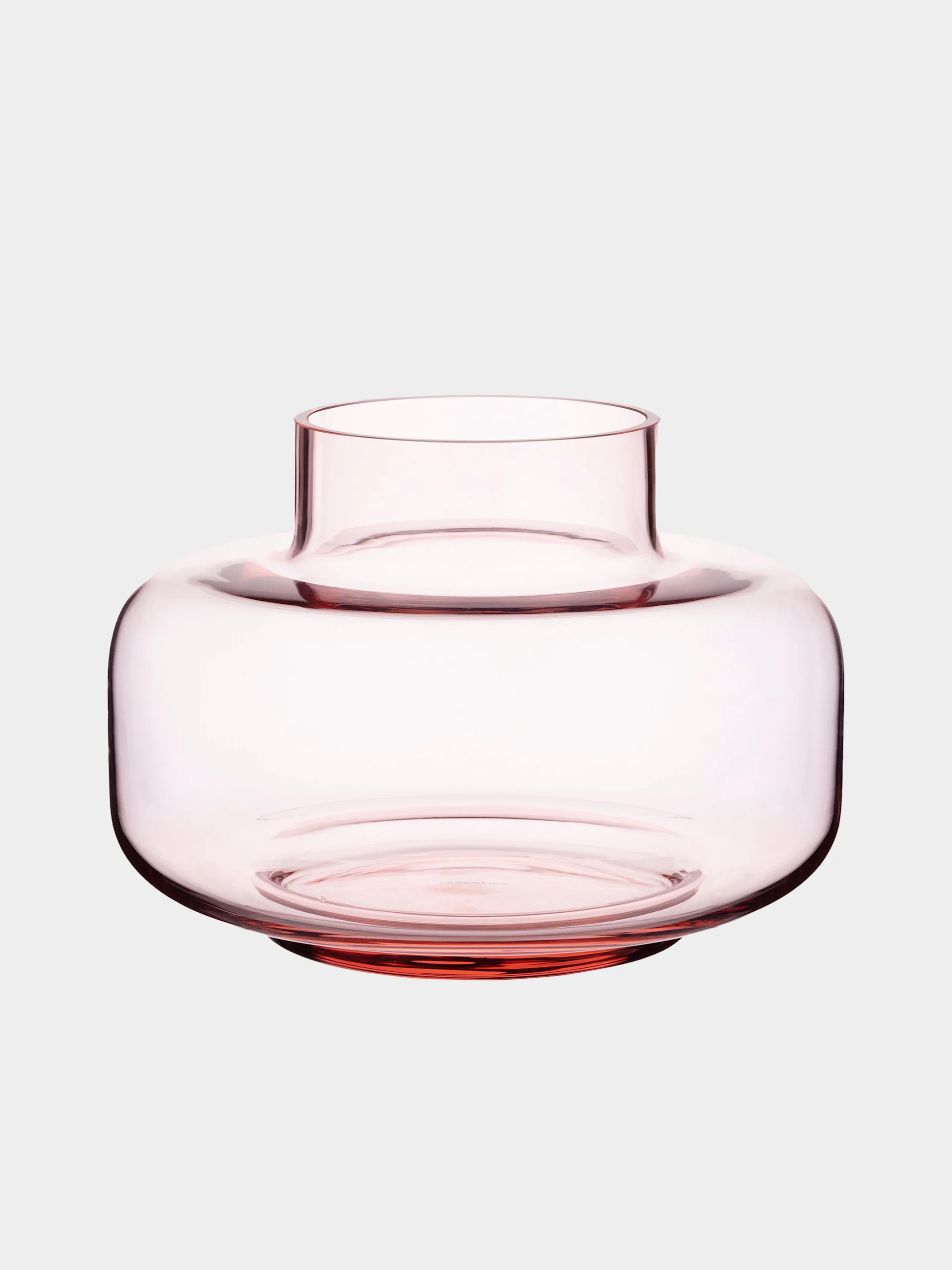 Rosafarget glassvase med bred, avrundet kropp og smalere hals.
