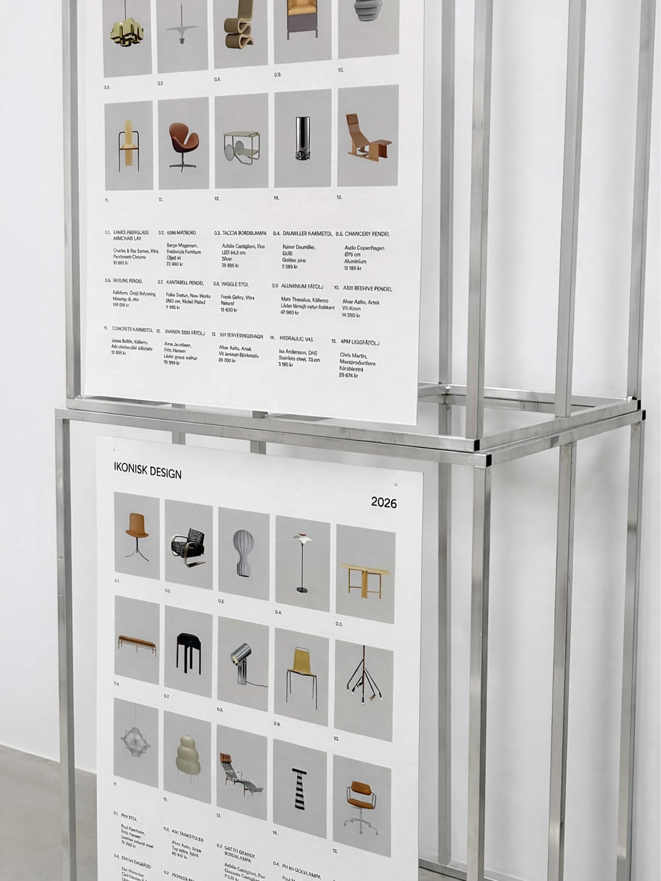 To plakater i en metallramme viser rutenett med ulike moderne møbeldesign, inkludert stoler, pendellamper, gulvlamper og bord.